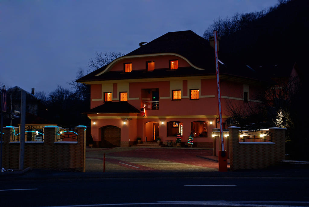 Hotel Magnat Mukatschewo Exterior foto